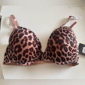 NWT Fredericks of Hollywood satin oush up
Bra in Diana leopard print sz 34c